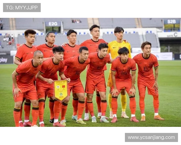 国足鏖战九十分钟顽强逼平劲旅展现出新时代中国足球的拼搏精神